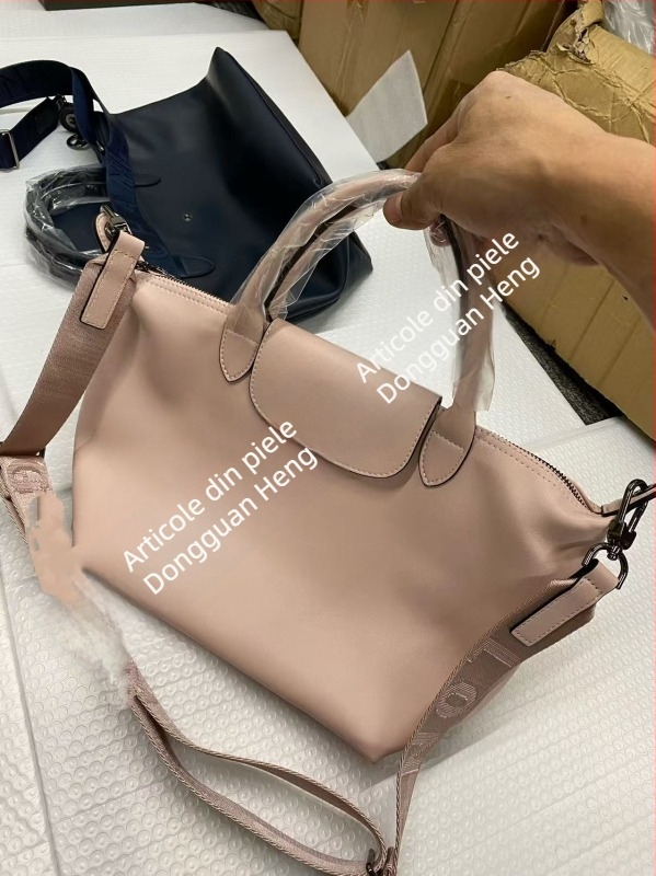 Geantă din piele naturală de vițel, mică, în stil dumpling, cu curea crossbody și mână, spațioasă pentru uz zilnic, texturată