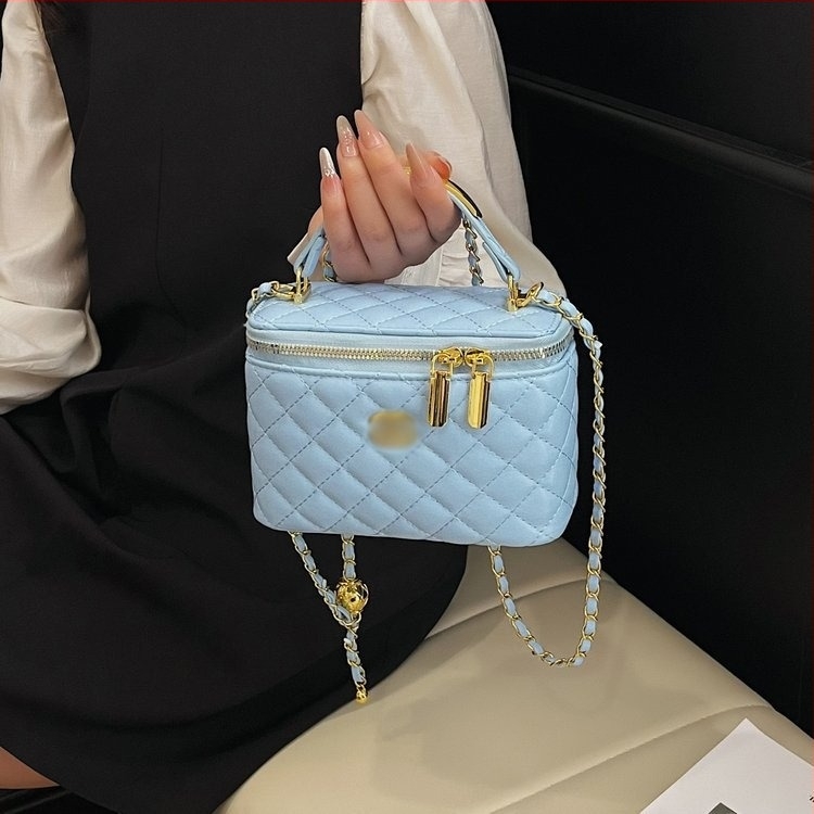 Geantă mini box pătrată, textură quilt și curea cu lanț pentru umăr
