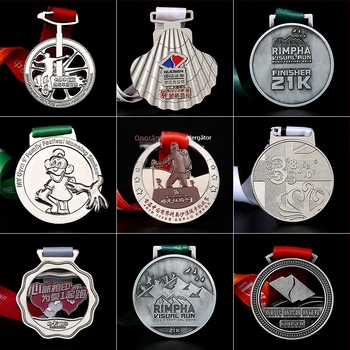 Medalie metalică personalizată pentru maraton și eveniment sportiv, cu finisaj emailat și electroplacare