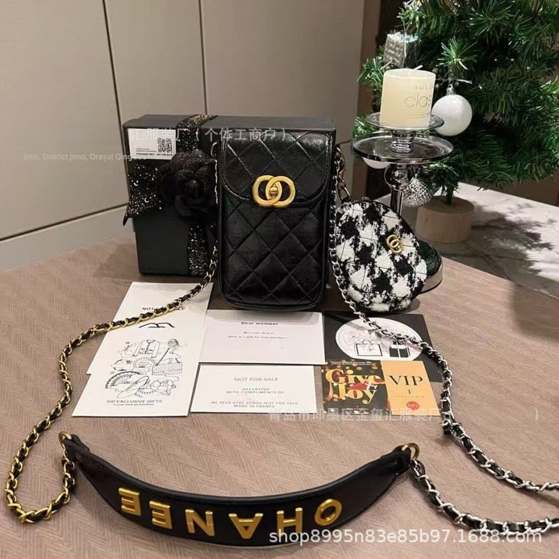 Geantă crossbody mică din piele naturală cu finisaj oil-waxed, curea de lanț bicoloră și model houndstooth