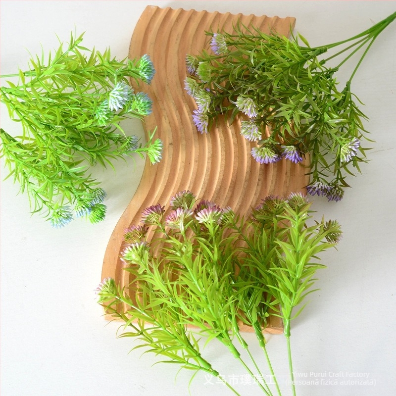 Plante artificiale: mingi mini vopsite, frunzis verde vopsit pentru aranjamente florale, flori din plastic și iarbă artificială.