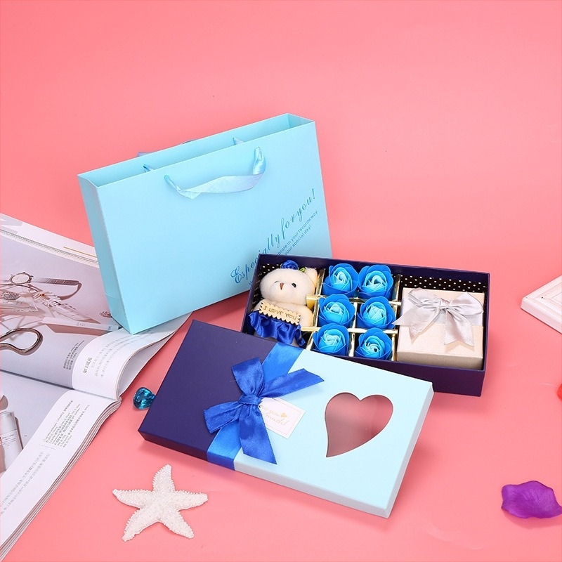 Colier într-o cutie cadou cu săpun și trandafir etern – ambalaj creativ cu capac dublu de Ziua Îndrăgostiților