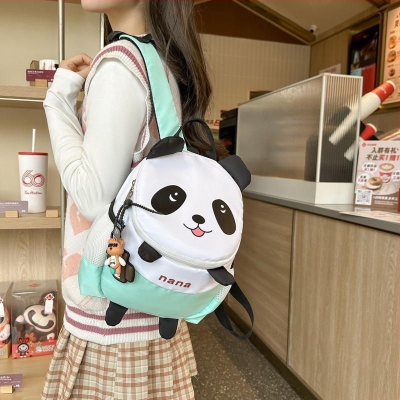 Rucsac drăguț pentru grădiniță cu panda roșu — din nylon, respirabil și durabil.