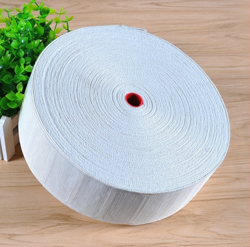 Accesorii pentru perdele: curea din material textil, bandă pentru cap din material și cârlige; curea albă din material îngroșat