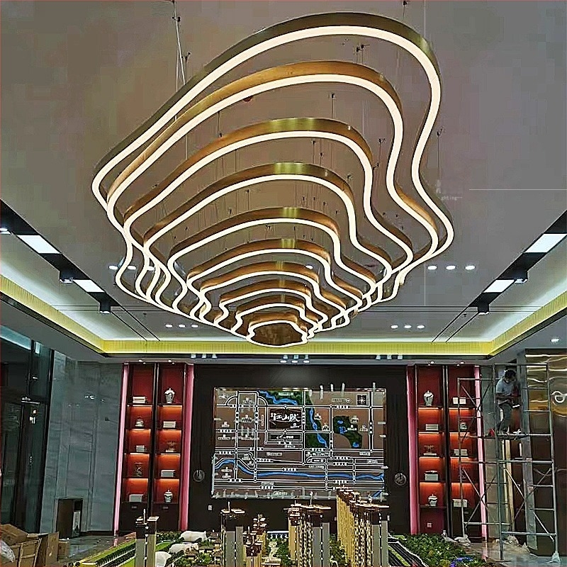 Lampa personalizată artistică în formă de scară pentru lobby-ul hotelului, candelabru cu dioramă montană, corp de iluminat pentru proiecte