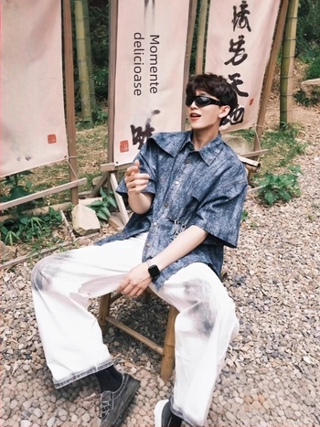 Cămașă din denim pentru bărbați, deconstruită, cu spălare vintage, mâneci scurte, stil american, umeri căptuțiți și design tie-dye