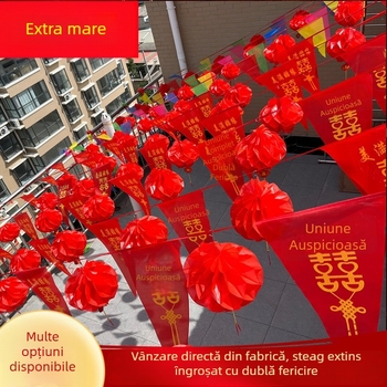 Ghirlandă de nuntă cu drapele triunghiulare și litere decupate, decor exterior cu felinare mici