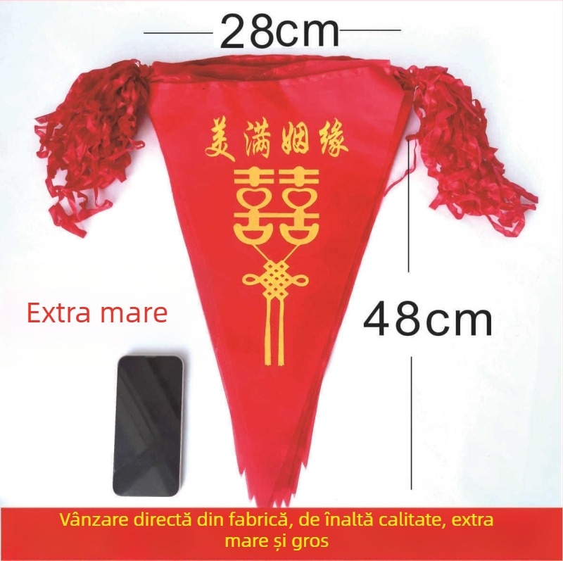 Ghirlandă de nuntă cu drapele triunghiulare și litere decupate, decor exterior cu felinare mici